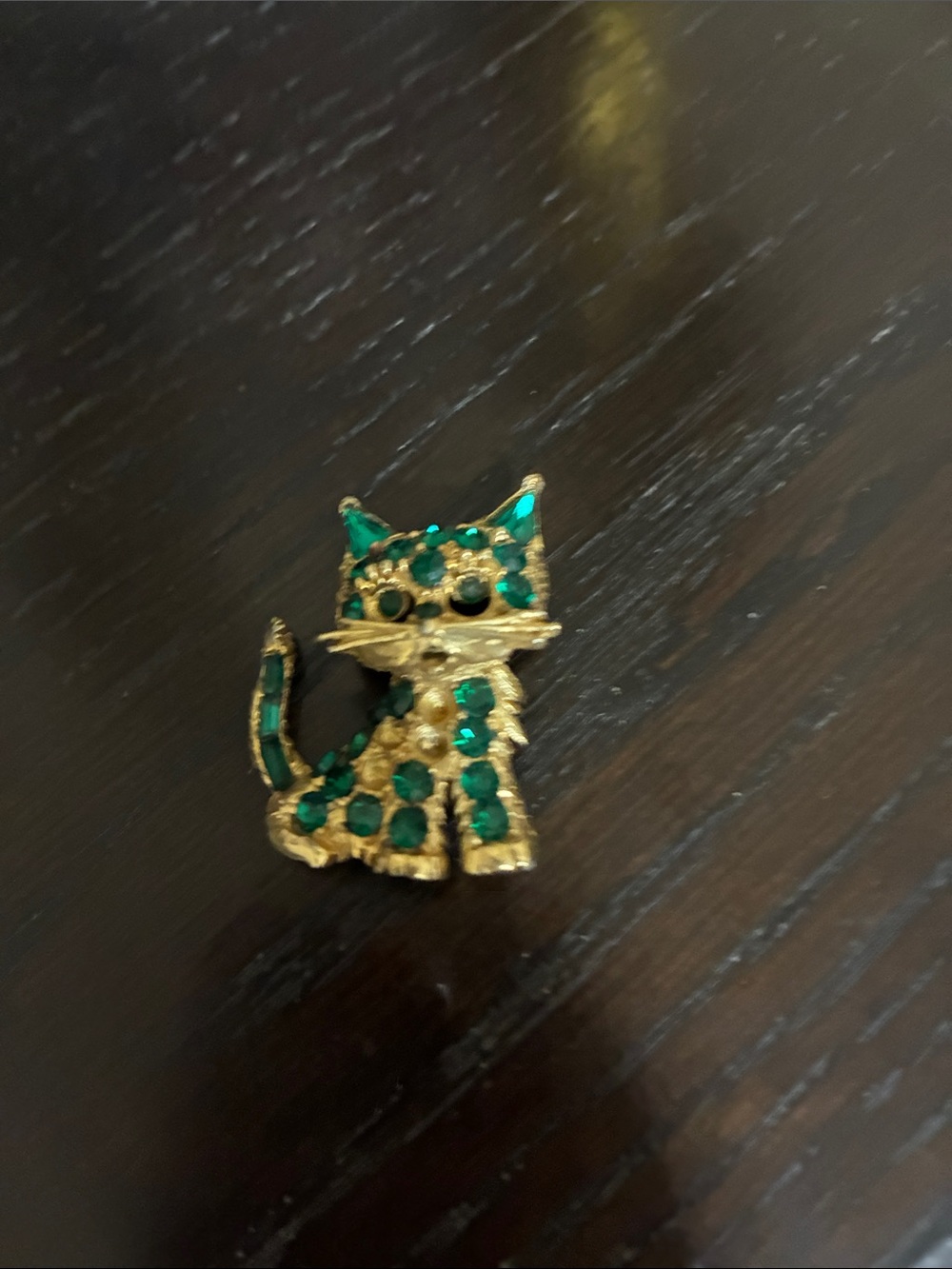 Gold-Tone Green Crystal Cat Brooch - Elegant Pet Jewelry Accent